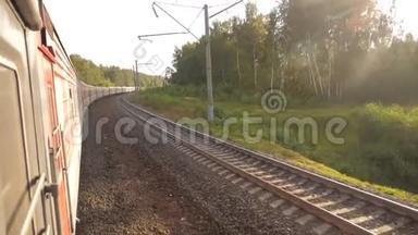 火车在外面森林铁路附近的铁轨上行驶。 慢动作视频。 有马车的火车开动了